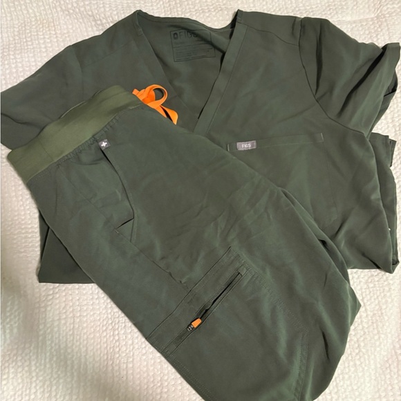 FIGS SCRUB SETS - Picture 1 of 4